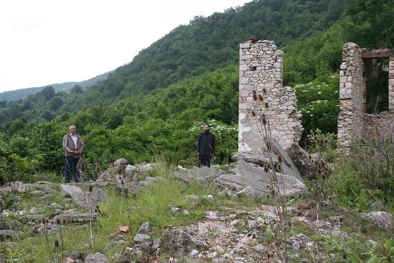 Косово и Метохия: поруганные святыни.  Развалины монастыря Святой Троицы. Фото 2011 года.