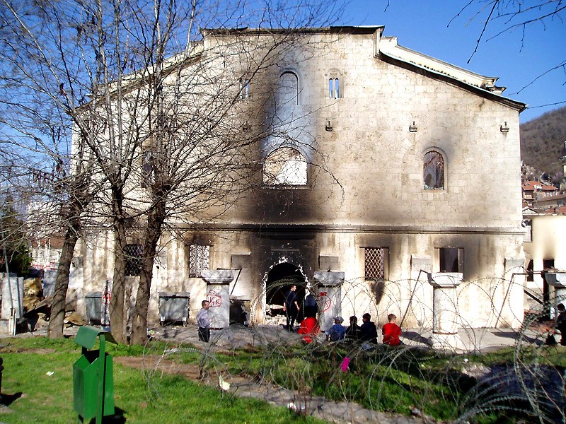 Косово и Метохия: поруганные святыни.  Кафедральный собор св.вмч.Георгия в Призрене после погрома. Март 2004 г.