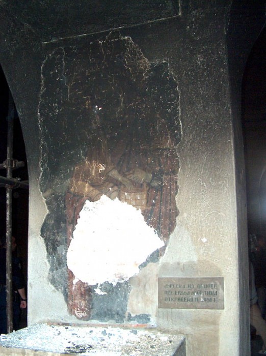 Косово и Метохия: поруганные святыни.  Храм Богородицы Левишской в Призрене после погрома. Март 2004 г.