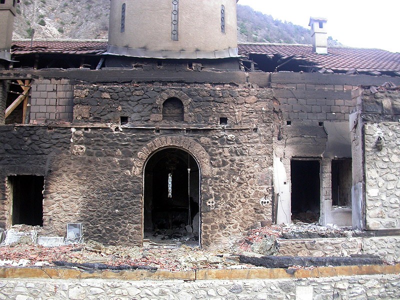 Косово и Метохия: поруганные святыни.  Монастырь Св.Архангелов около Призрена. Сожжен толпой албанцев во время погрома 17-19 марта 2004 г.
