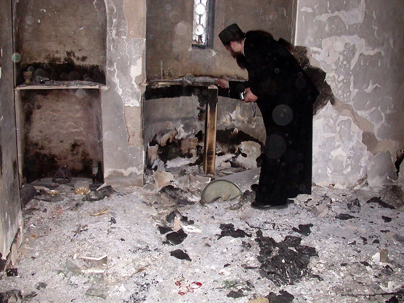 Косово и Метохия: поруганные святыни.  Монастырь Св.Архангелов около Призрена. Сожжен толпой албанцев во время погрома 17-19 марта 2004 г.