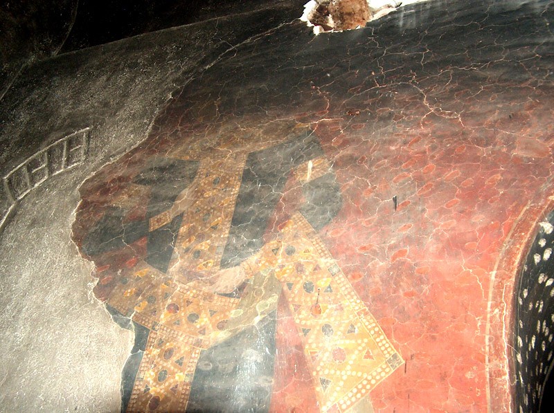 Косово и Метохия: поруганные святыни.  Храм Богородицы Левишской в Призрене после погрома. Март 2004 г.