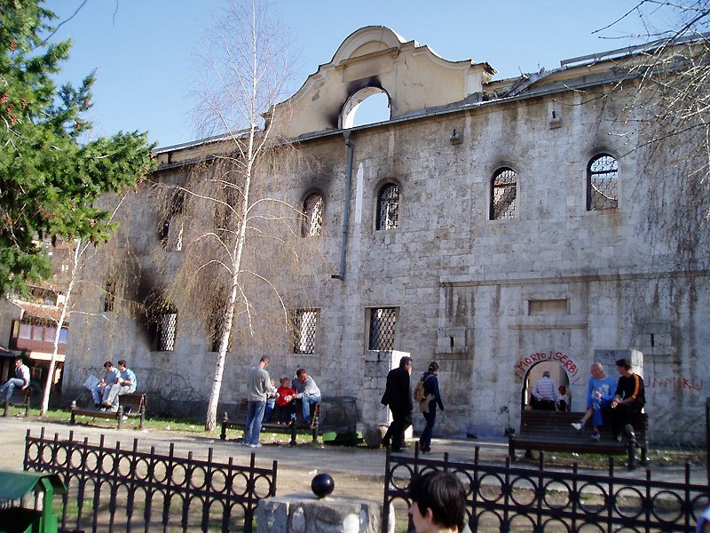 Косово и Метохия: поруганные святыни.  Кафедральный собор св.вмч.Георгия в Призрене после погрома. Март 2004 г.