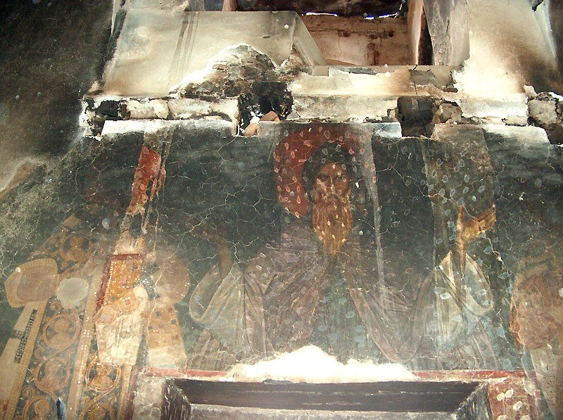 Косово и Метохия: поруганные святыни.  Храм Богородицы Левишской в Призрене после погрома. Март 2004 г.