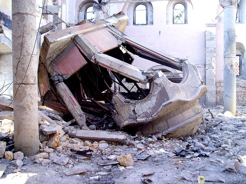 Косово и Метохия: поруганные святыни.  Кафедральный собор св.вмч.Георгия в Призрене после погрома. Март 2004 г.