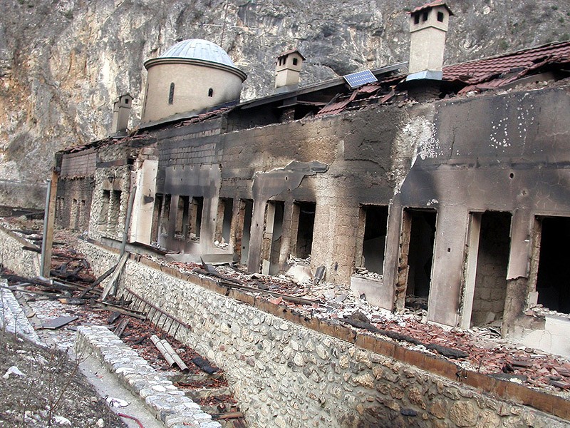 Косово и Метохия: поруганные святыни.  Монастырь Св.Архангелов около Призрена. Сожжен толпой албанцев во время погрома 17-19 марта 2004 г.