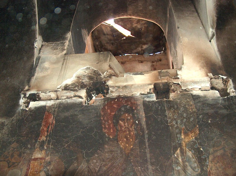 Косово и Метохия: поруганные святыни.  Храм Богородицы Левишской в Призрене после погрома. Март 2004 г.