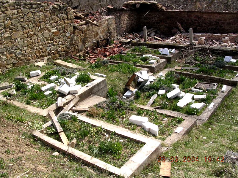 Косово и Метохия: поруганные святыни. Монастырь Девич. Разгромленное монастырское кладбище. Март 2004 года.