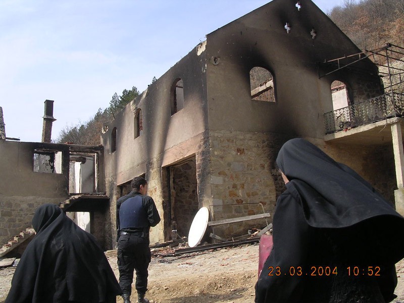 Косово и Метохия: поруганные святыни.  Монастырь Девич. Разгромлен и сожжен толпой албанцев во время погрома 17-19 марта 2004 г.