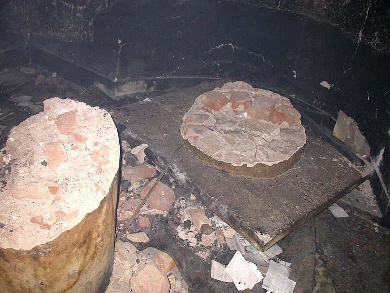 Косово и Метохия: поруганные святыни.  Монастырь Девич. Разгромленный алтарь монастырского храма.