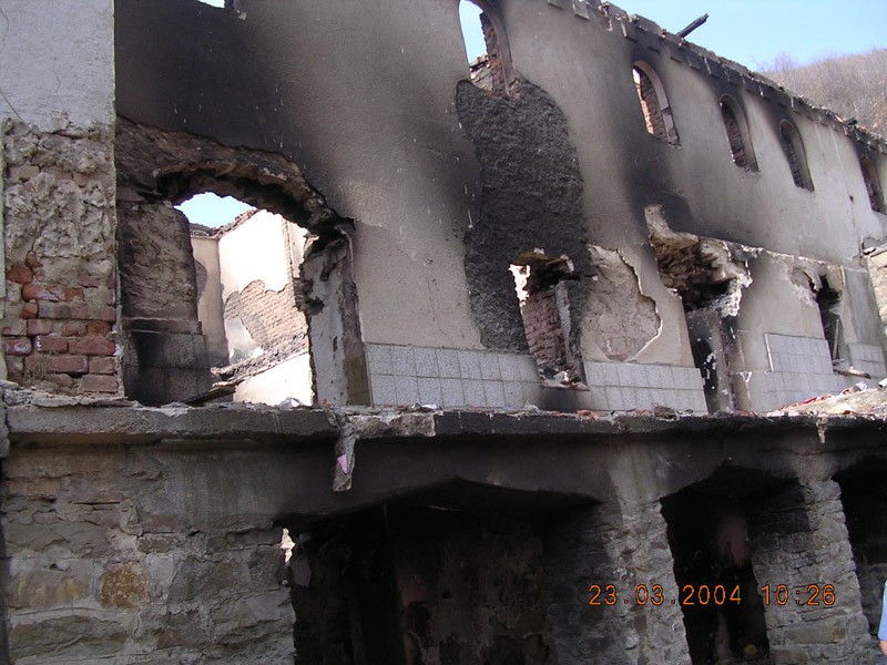 Косово и Метохия: поруганные святыни.  Монастырь Девич. Разгромлен и сожжен толпой албанцев во время погрома 17-19 марта 2004 г.