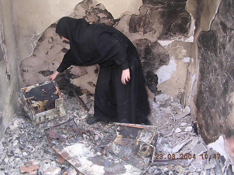 Косово и Метохия: поруганные святыни.  Монастырь Девич. Разгромлен и сожжен толпой албанцев во время погрома 17-19 марта 2004 г.