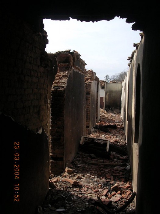 Косово и Метохия: поруганные святыни. Монастырь Девич. Разгромлен и сожжен толпой албанцев во время погрома 17-19 марта 2004 г.