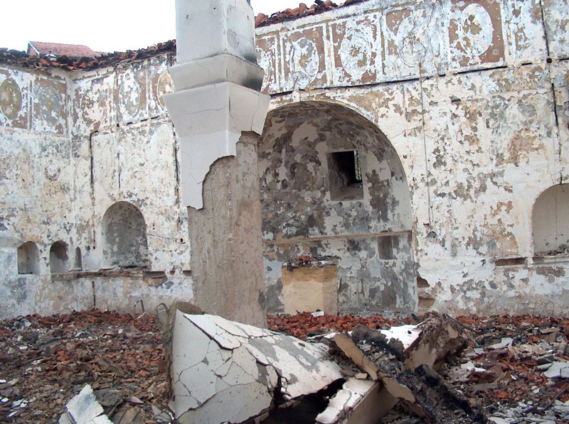 Косово и Метохия: поруганные святыни.  Приштина. Соженный храм свт.Николая