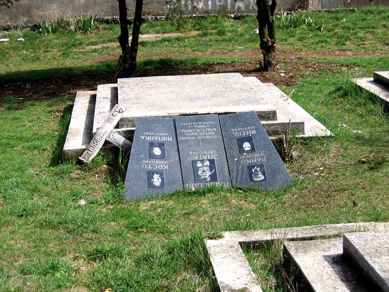 Косово и Метохия: поруганные святыни.  Разрущенные сербские надгробия. Март 2004 г.