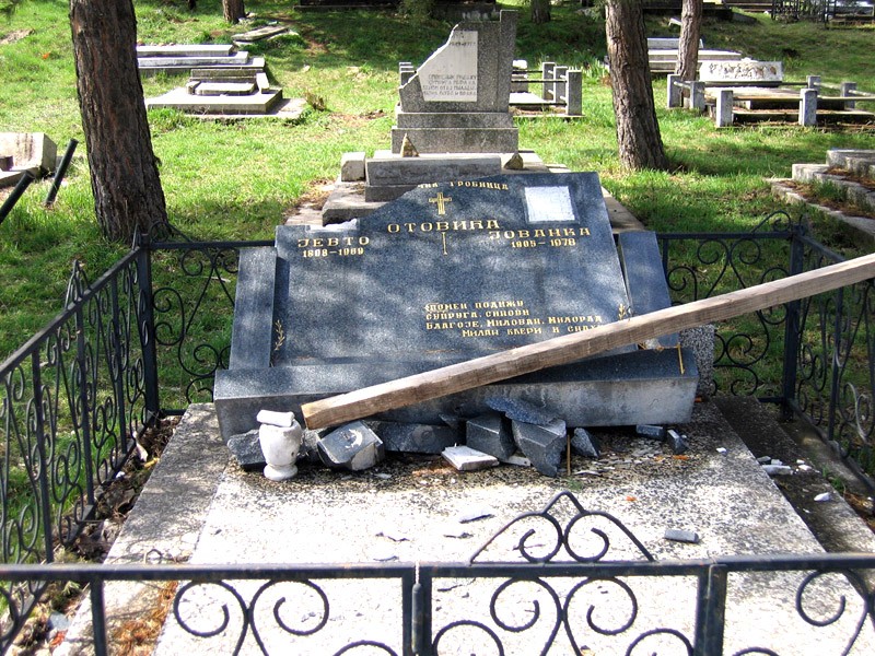 Косово и Метохия: поруганные святыни. Разрущенные сербские надгробия. Март 2004 г.