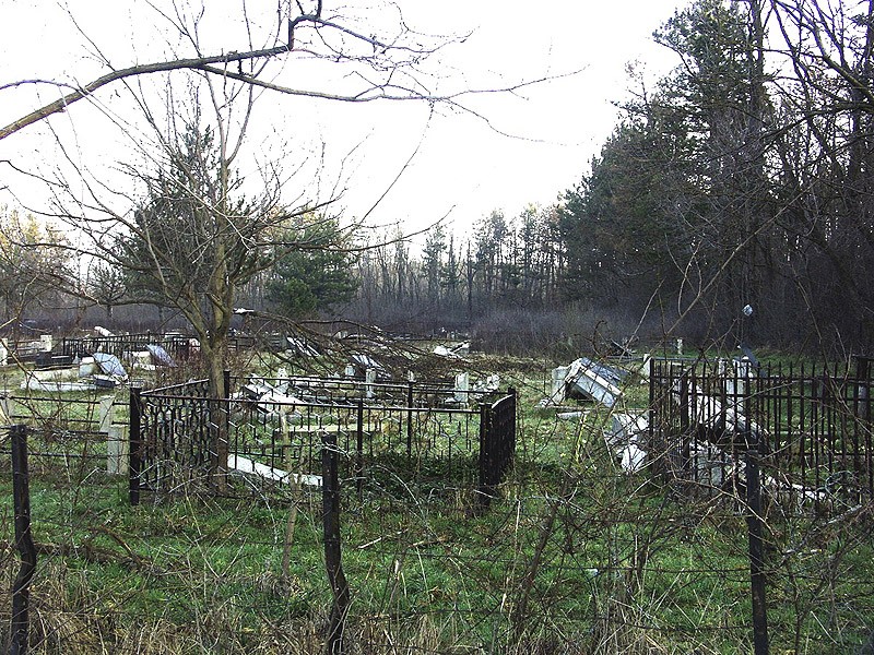Косово и Метохия: поруганные святыни.  Разрущенное сербское кладбище. Март 2004 г.