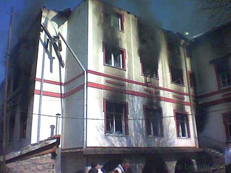 Косово и Метохия: поруганные святыни.  Призренская семинария во время погрома. 17-19 марта 2004 г.