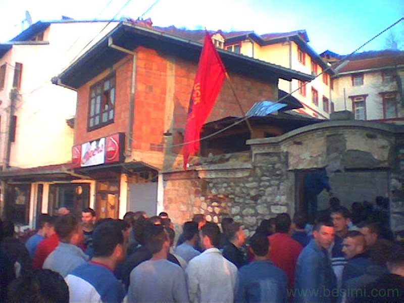Косово и Метохия: поруганные святыни.  Толпа албанцев около Призренской семинарии во время погрома 17-19 марта 2004 г.