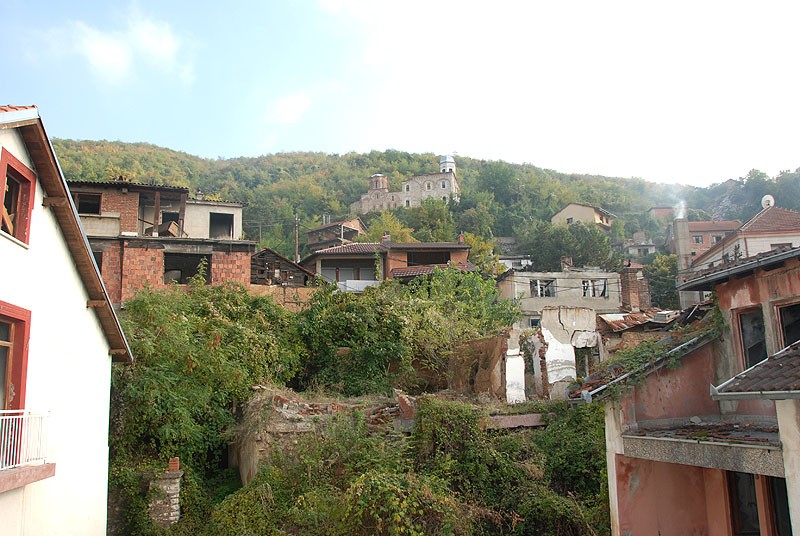 Косово и Метохия: поруганные святыни.  Вид на Призренскую семинарию и бывший сербский квартал Призрена. Осень 2012 г.