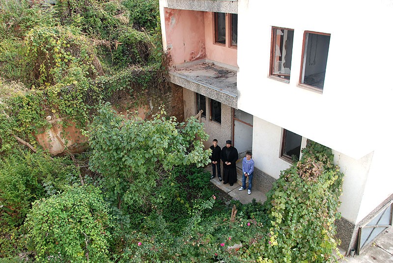 Косово и Метохия: поруганные святыни.  Двор и одно из неотремонтированных зданий Призренской семинарии. Осень 2011 г.