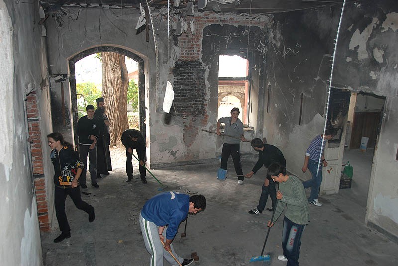 Косово и Метохия: поруганные святыни. Призрен. Семинаристы-первокурсники наводят порядок в семинарском здании. Осень 2011 г.