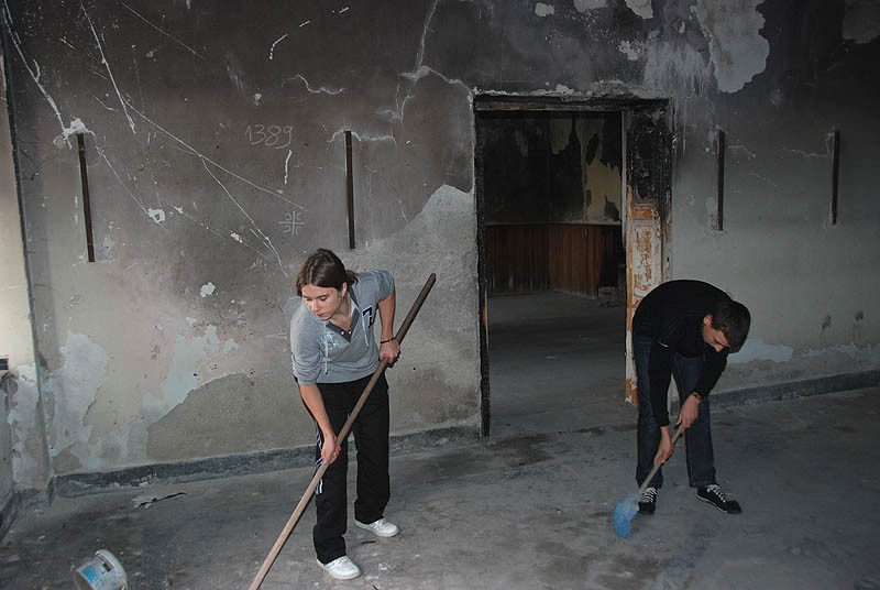 Косово и Метохия: поруганные святыни.  Призрен. Семинаристы-первокурсники наводят порядок в семинарском здании. Осень 2011 г.