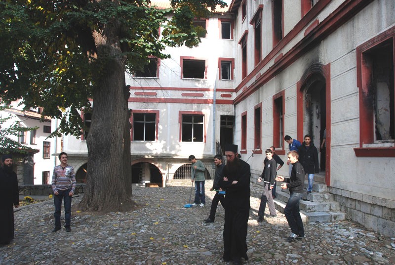 Косово и Метохия: поруганные святыни.  Призрен. Во дворе Призренской семинарии после уборки. Осень 2011 г.