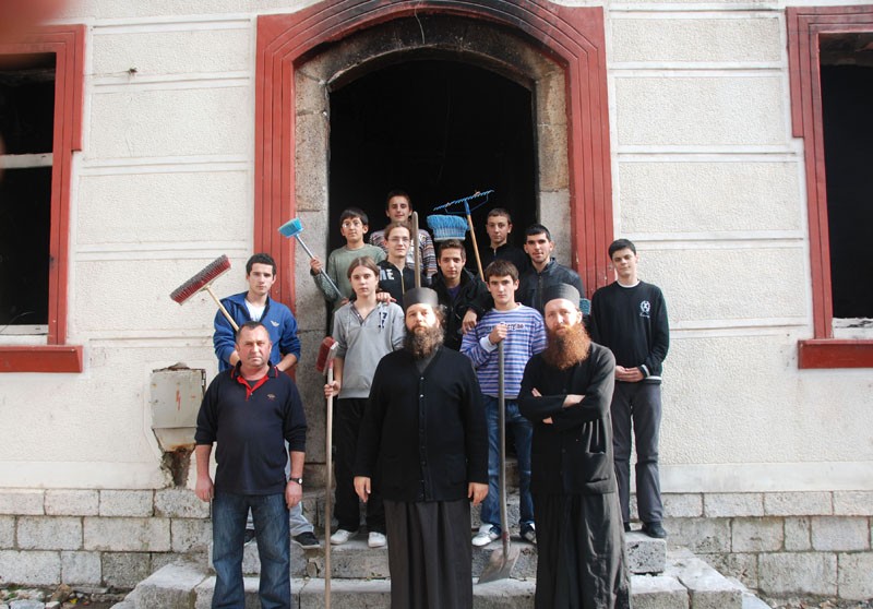 Косово и Метохия: поруганные святыни. Призрен. Семинаристы-первокурсники со своими наставниками у семинарского корпуса. Осень 2011 г.