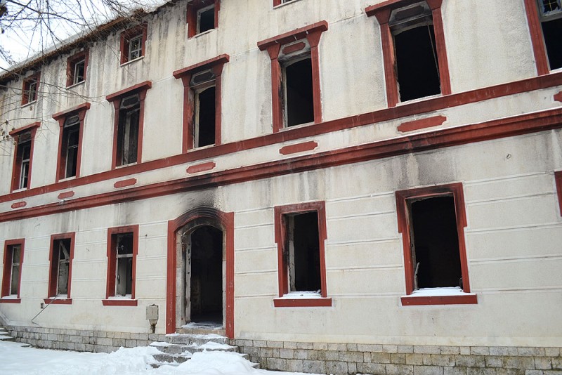 Косово и Метохия: поруганные святыни.  Призрен. Семинарский корпус. Январь 2012 г.  