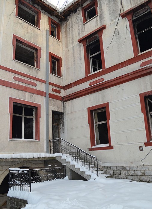 Косово и Метохия: поруганные святыни. Призрен. Семинарский корпус. Январь 2012 г.