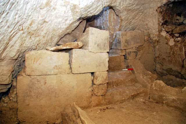 Burial cave in an underground cavity (A. Ganor et al / the Israel Antiquities Authority) 