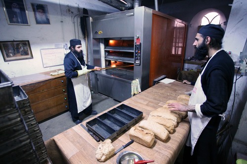 Выпечка хлеба. В неделю монастырь выпекает 400 кг хлеба