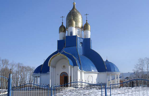 Купола серышевского храма напоминают шлемы былинных богатырей, а само сооружение - самолет