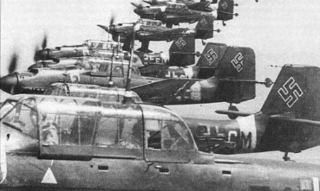 Немецкий самолет Юнкерс-87 "Штука" (сокращение от немецкого слова Sturzkampfflugzeug - самолет для штурмовки и и непосрественной поддержки войск)