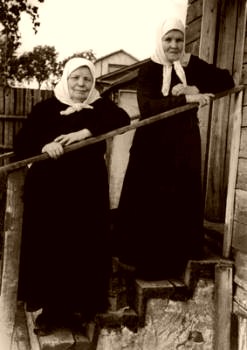 Schemanun Nikodema (left) and her sister Susannah (Grishnova) in Sergeyev Posad