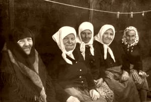 Diveyevo sisters (left to right): Schemanun Margarite, Nikodema, Susanahh, and others.