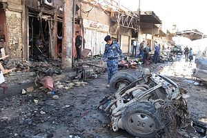 Офицер осматривает место происшествия. Фото: AsiaNews