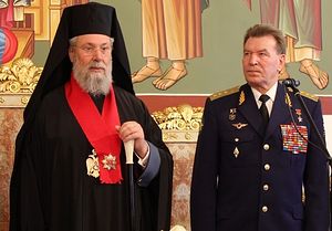 Archbishop of Cyprus Chrysostomos II , president of the foundation “Pride of the Homeland” Nikolai Antoshkin. Photo: Romfea.gr