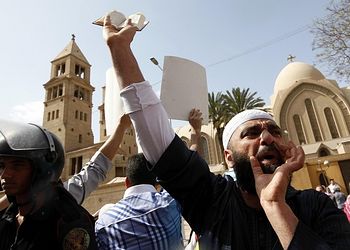 Мусульмане протестуют перед коптской церковью в Египте