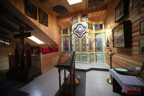 Пока новый храм строится, маленькая домовая церковь на чердаке соседнего здания — единственное место в Ингушетии, где регулярно совершается Литургия
