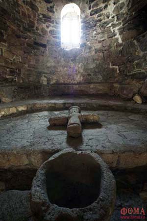 В Тхаба-Ерды в алтарной части на полу лежит каменный крест, а рядом — большая чаша, в которой крестили людей