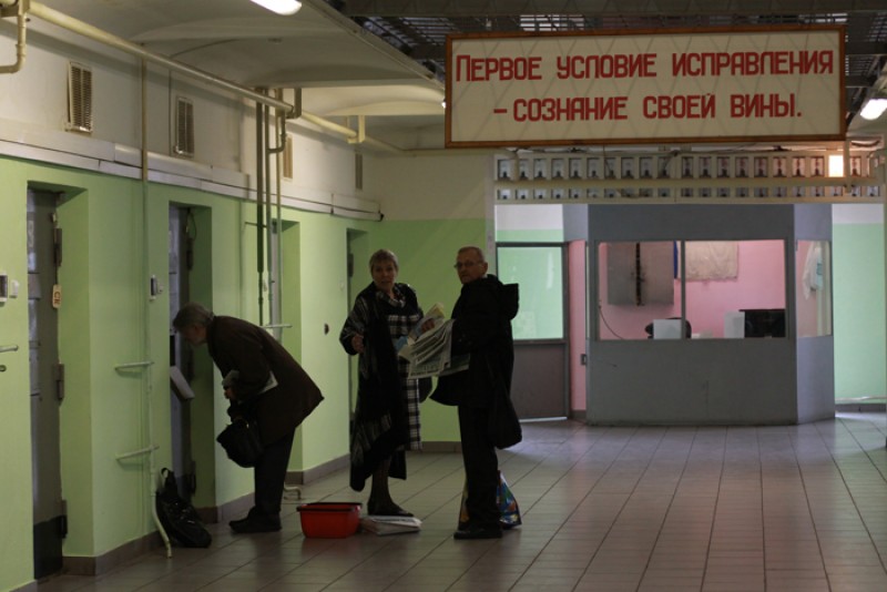 Пасхальная миссия в Бутырке.  После Литургии  миссионеры отправились по камерам.  Фото: Ю. Руденко 
