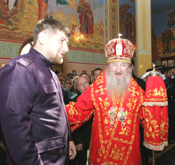 Архиепископ Феофан показывает Рамзану Кадыров внутреннее убранство храма Архангела Михаила. Грозный, 2009 год
