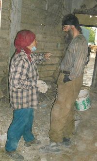 Руководитель отдела по социальному служению Томской епархии иерей Николай Абрамов по время ремонтных работ. 