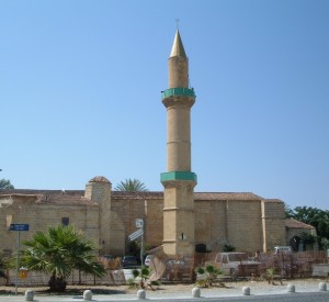 Мечеть Омара в Северной Никосии - одна из 192 на оккупированных территориях, чья площадь составляет 3 300 км²
