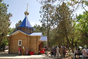 Возле нового храма. Фото: пресс-служба Ставропольской и Невиномысской епархии