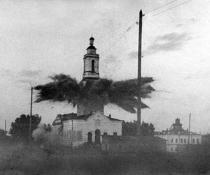 Уникальный кадр, запечатливший момент взрыва колокольни Симеоно-Аннинского храма (август 1936 г.) За 1935-1936 гг. было закрыто около 10 тыс. храмов
