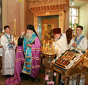 Епископ Михаил в храме Николы в Толмачах в Москве, перед Владимирской иконой Божией Матери