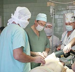 Профессор Жильбер Массар в операционной. Фото KP.RU